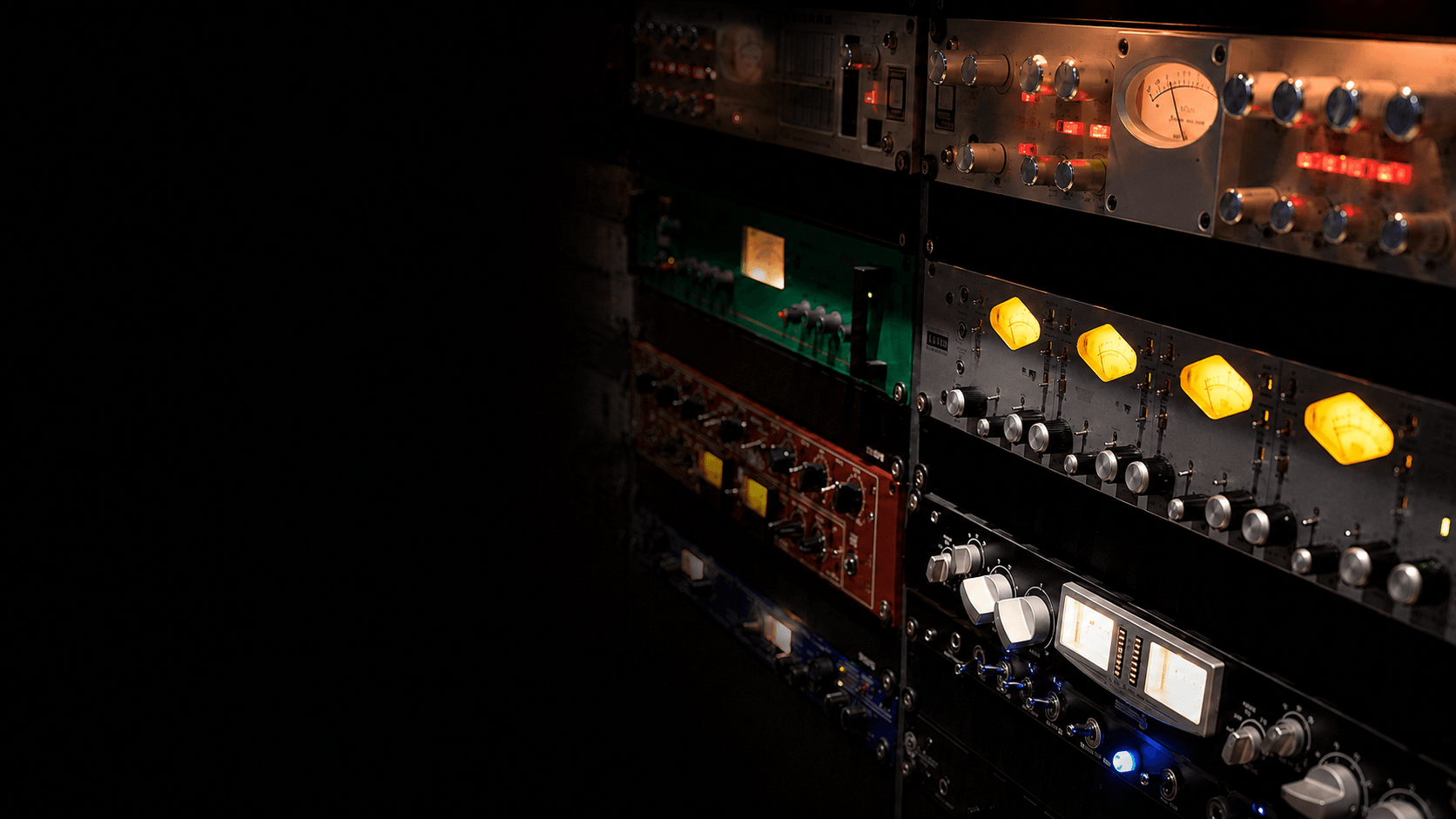 Equipamentos de estúdio organizados em rack